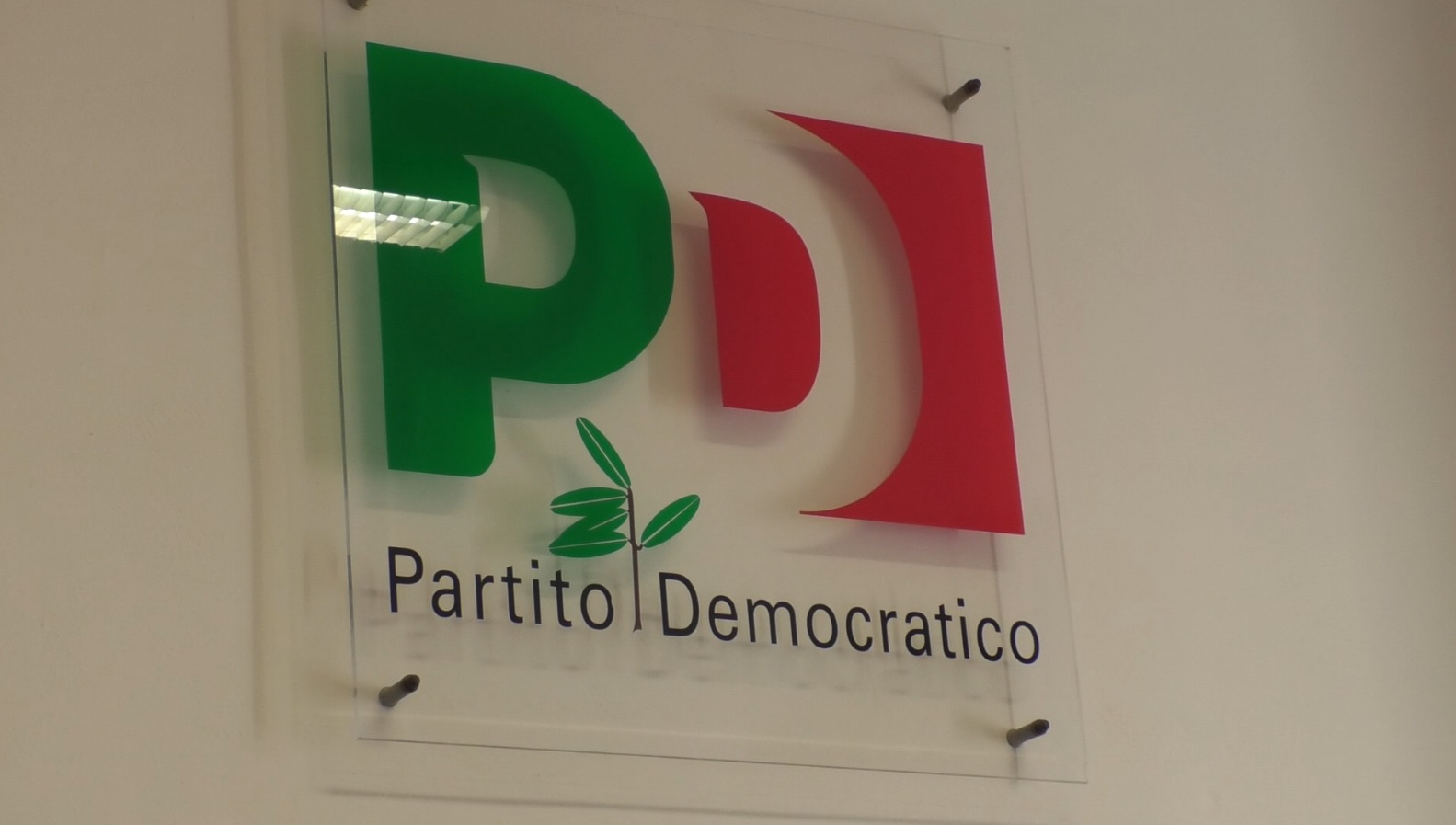 Simbolo Pd Elezioni. A Crotone e provincia scompare simbolo Pd - Radio Azzurra FM
