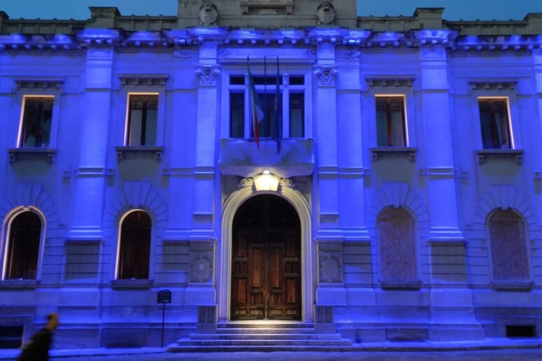 REGGIO CALABRIA. PER LA GIORNATA MONDIALE DELLA FIBROMIALGIA LUCI VIOLA A PALAZZO S.GIORGIO