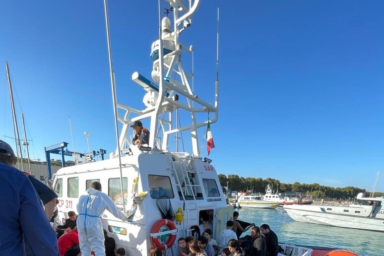 ROCCELLA IONICA. MIGRANTI: SOCCORSI IN MARE DALLA GUARDIA COSTIERA 57 PERSONE