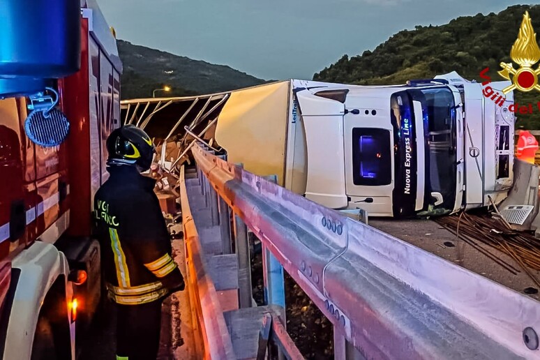 INCIDENTE SULL’A2: TIR SI RIBALTA NEI PRESSI DELLO SVINCOLO DI ALTILIA