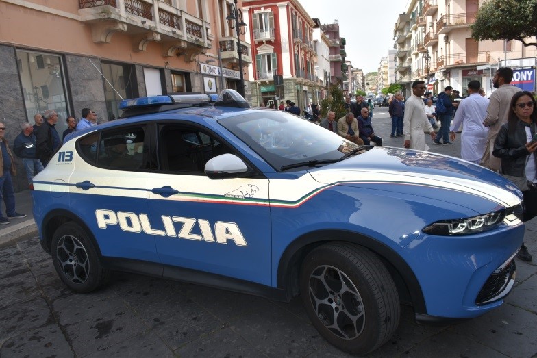 CROTONE. CONTROLLI DELLA POLIZIA ALLA FIERA MARIANA: SANZIONI E SEQUESTRO DI STUPEFACENTI